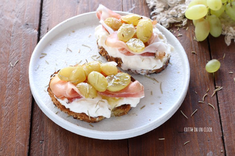 Crostini met gekaramelliseerde druiven, speck en stracciatella