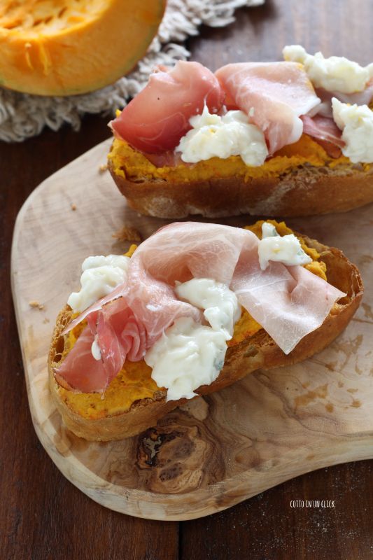 crostini met pompoen, spek en gorgonzola