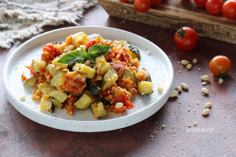 gegratineerde courgettes en cherrytomaten in de pan