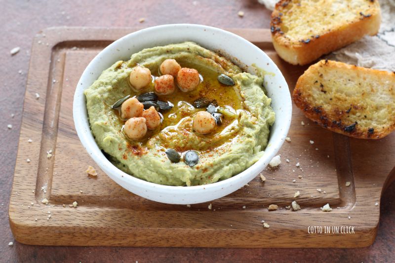 Hummus van kikkererwten en broccoli