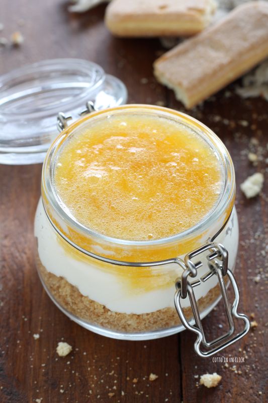 lepel dessert met mascarpone en perziken