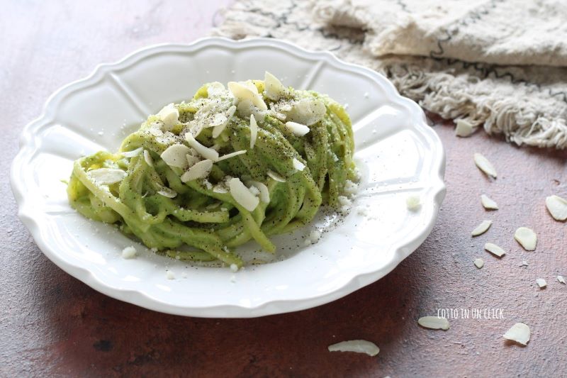 pasta met broccoliroom en amandelen