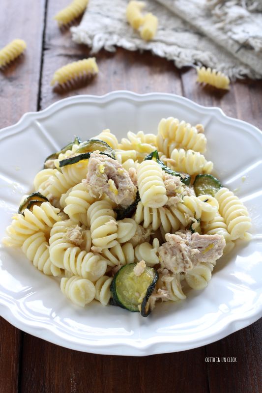 pasta met courgettes, tonijn en citroen