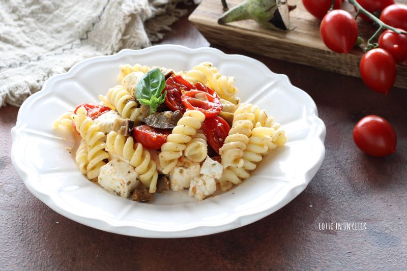 pasta met feta en tomaatjes uit de oven