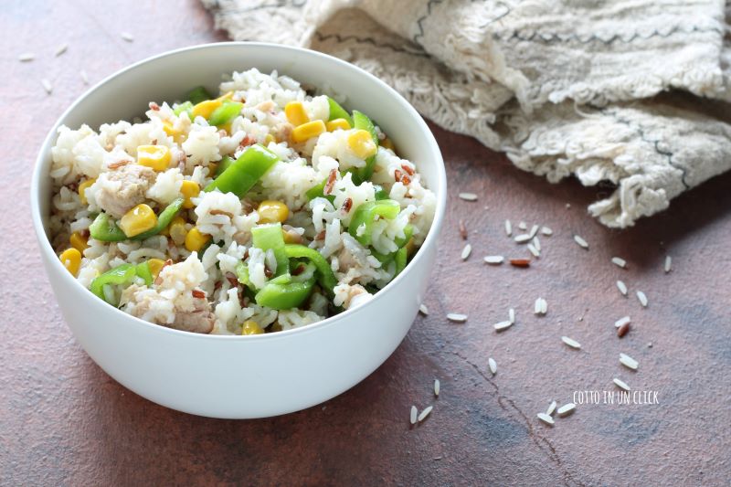 rijstsalade met tonijn, maïs en paprika's