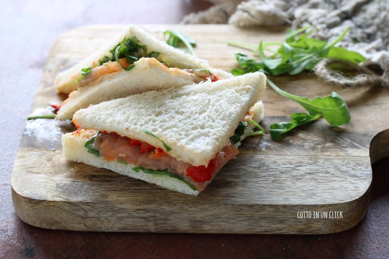 sandwiches met zalm en paprika's