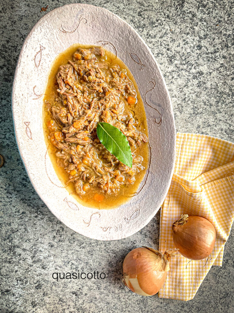 Sugo alla genovese in elektrische snelkookpan