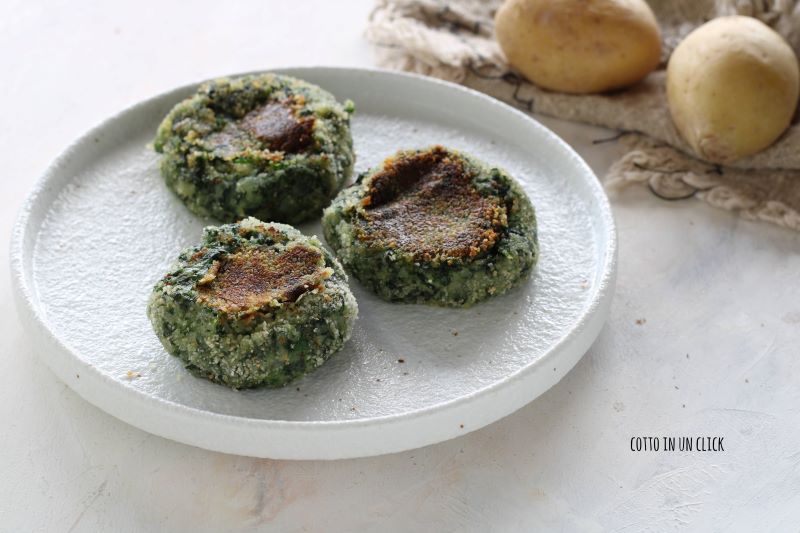 spinazie- en aardappelgehaktballen in de pan