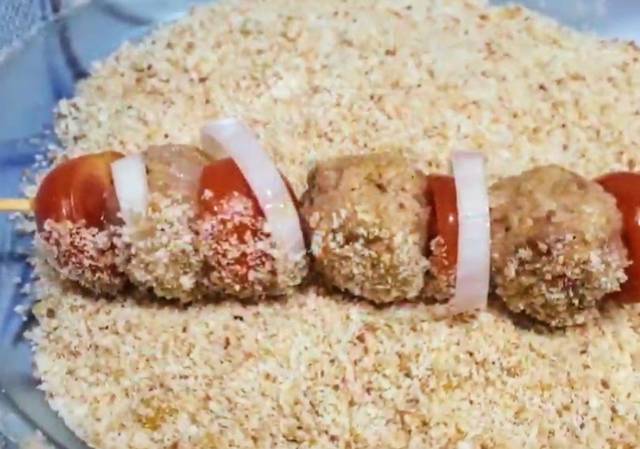 Spiesjes van cherrytomaatjes en visballetjes