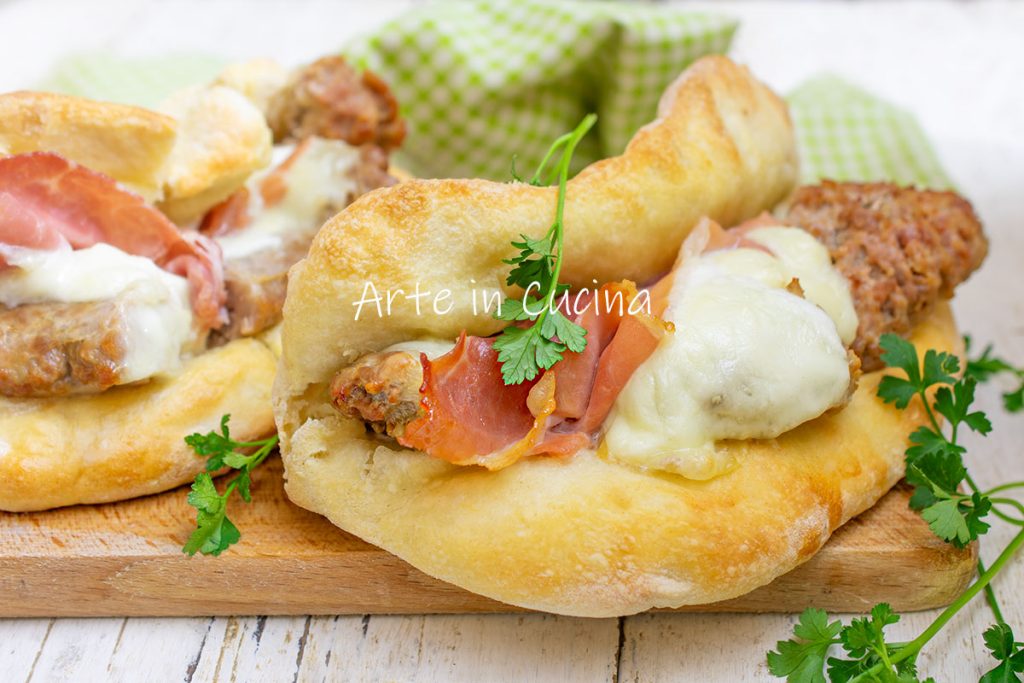 Pizza gevouwen halverwege gevuld