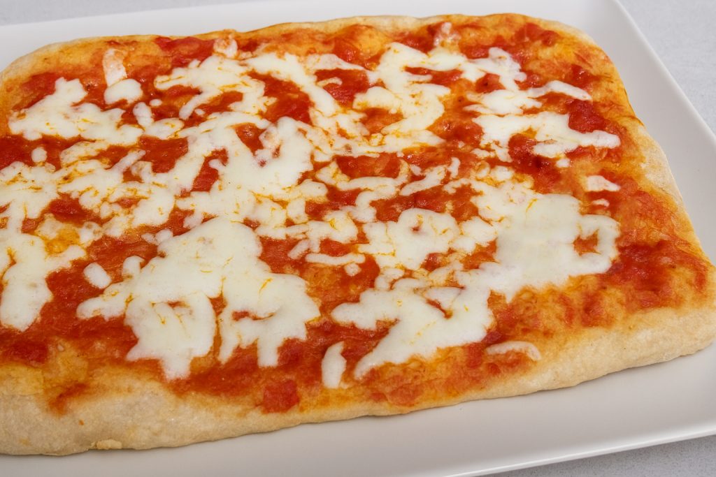 pizza in de bakplaat