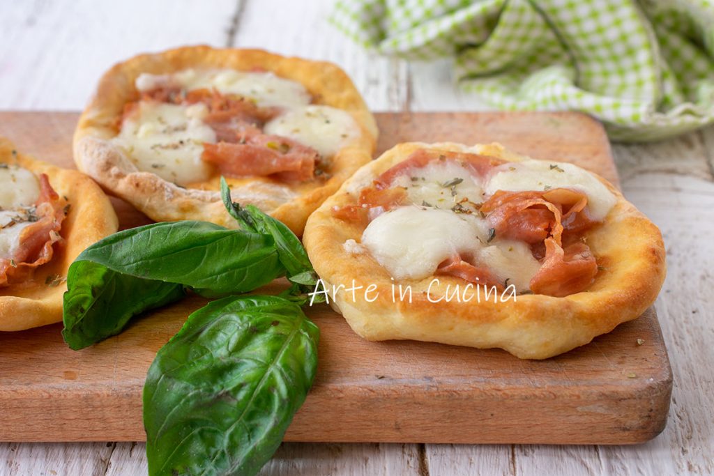 Water en meel focaccine met mortadella