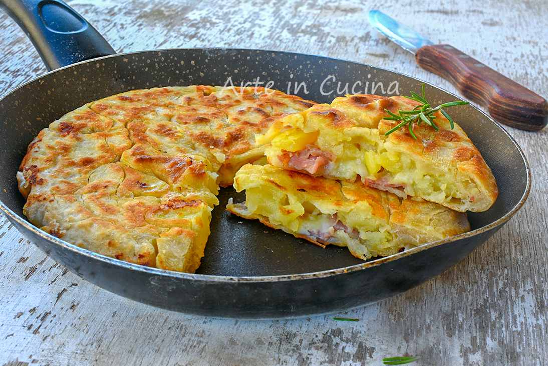 Platbrood met aardappelen en spek in de pan