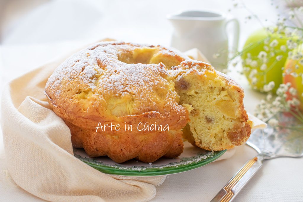 Ringvormige cake met appels en rozijnen zonder boter
