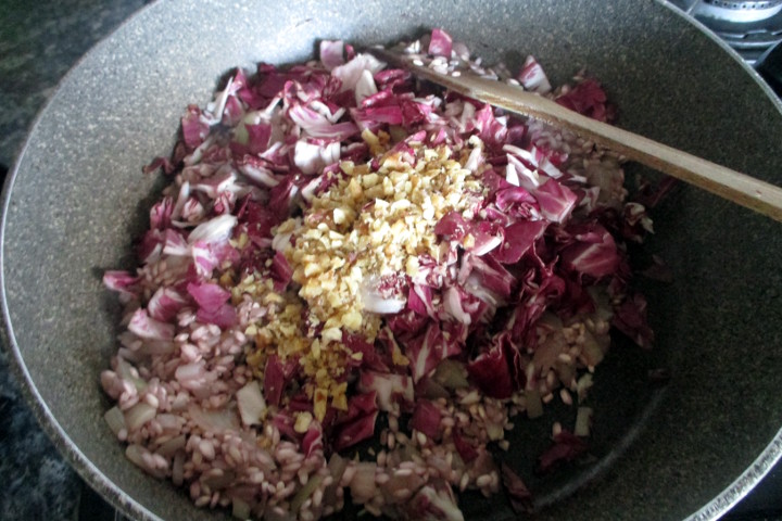 Vegan radicchio en walnoten risotto bereiding, Eet zonder Buik