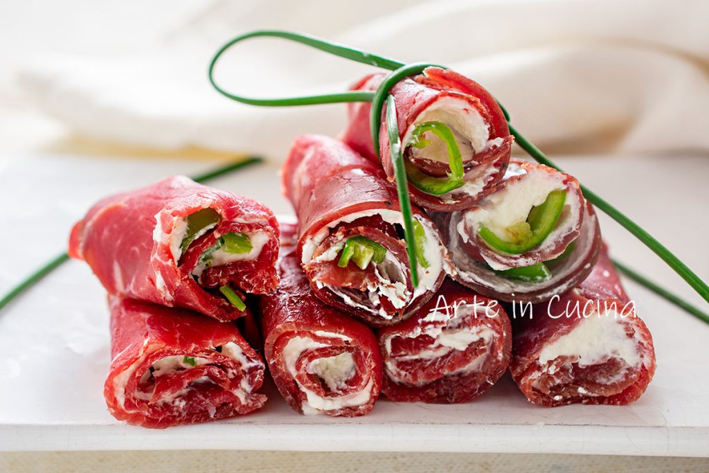 Rolletjes van bresaola en roomkaas