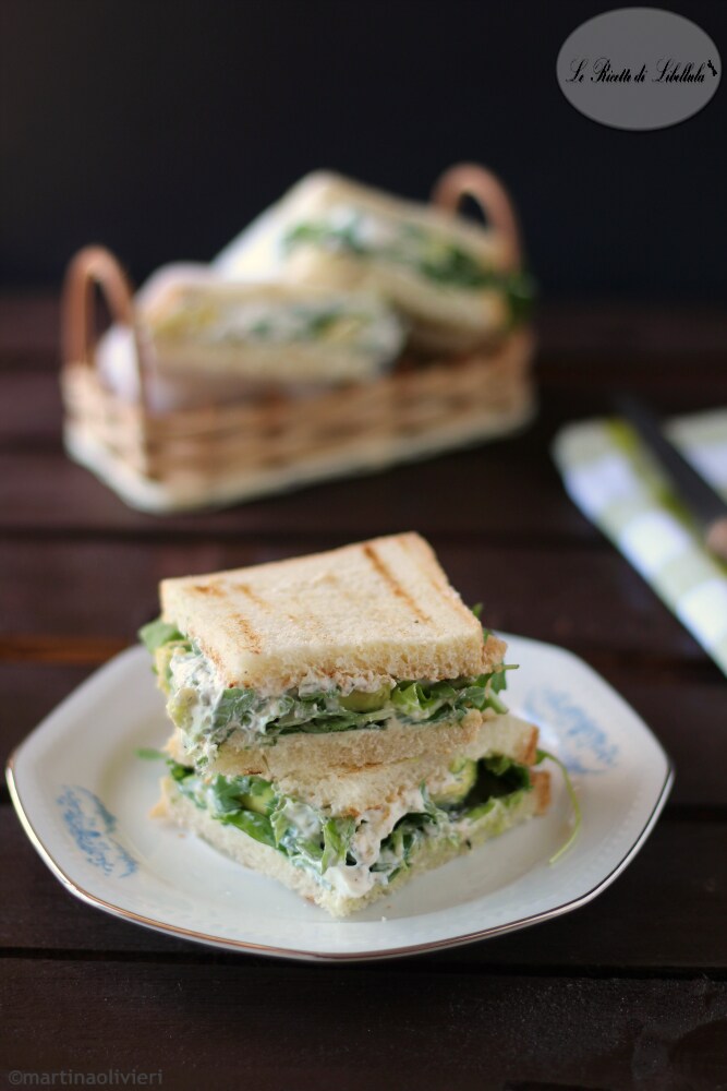 Sandwich met yoghurtsaus en avocado