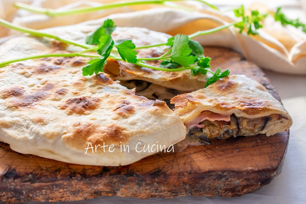 Schiacciata met aubergines en snelle ham
