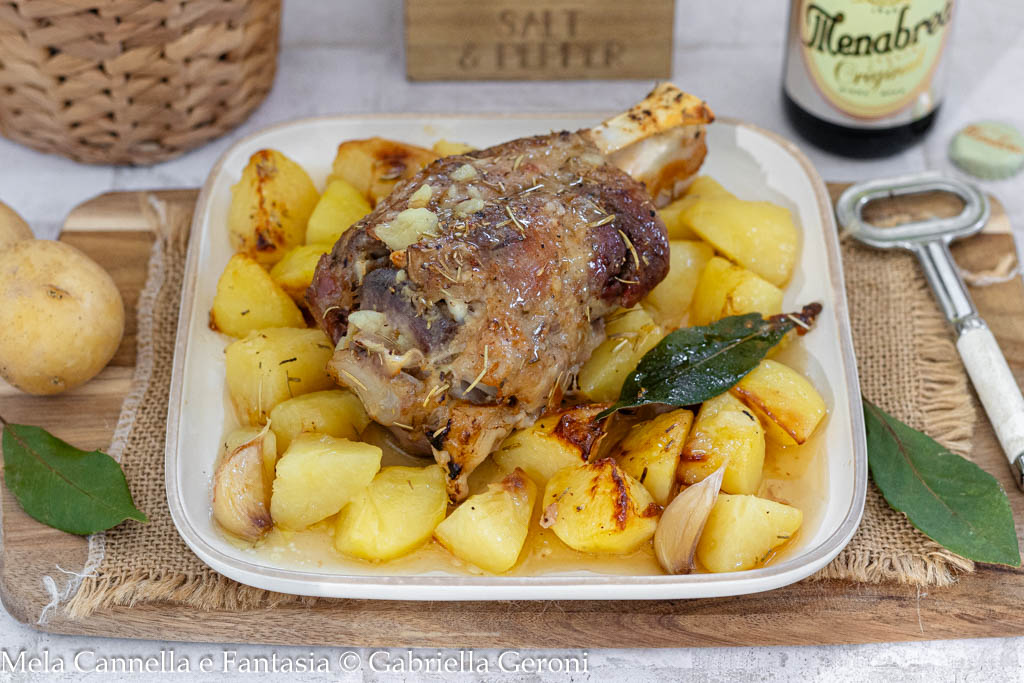 Schweinshaxe met bier en aardappelen in de oven of airfryer