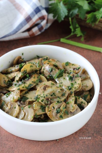 serveer de champignons warm in de pan