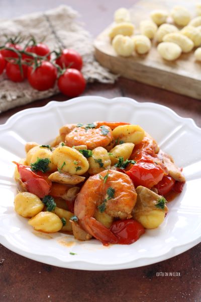 serveer de gnocchi met veel gehakte peterselie