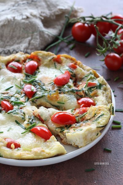 serveer de omelet nog warm of koud met extra bieslook