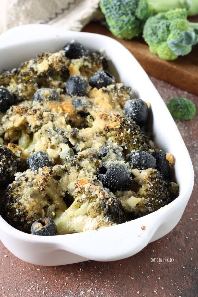 serveer de ovengebakken broccoli direct uit de oven