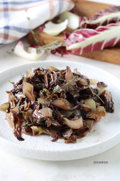 serveer de radicchio nog warm