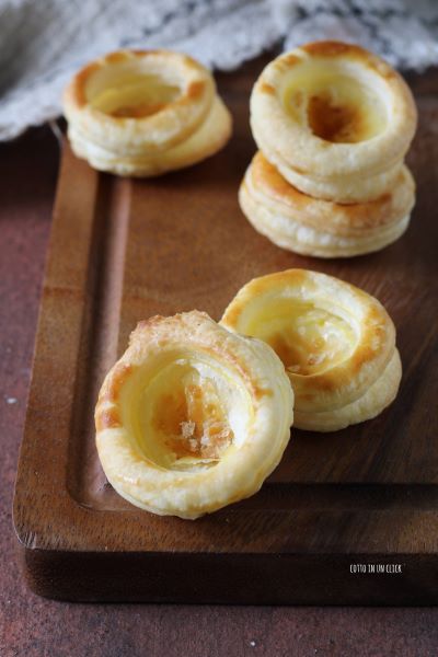 haal de vol au vent uit de oven en laat ze afkoelen voordat je ze vult