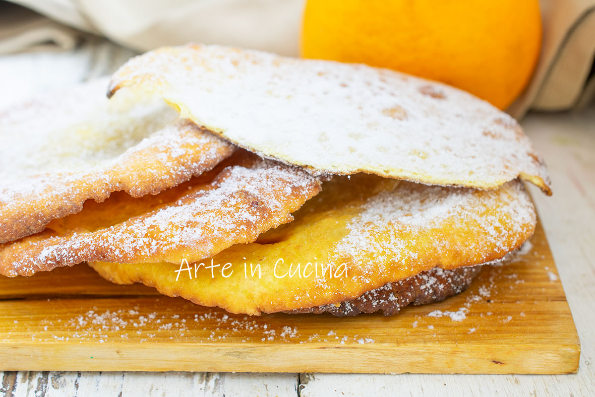 Sinaasappelschijfjes zoete gefrituurde beignets van Carnaval