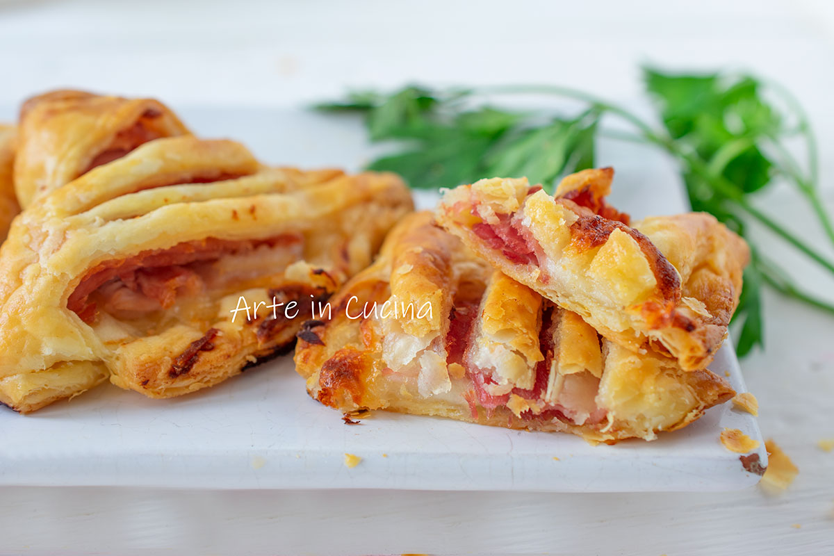 Bladerdeeggebakjes met ham en provolone