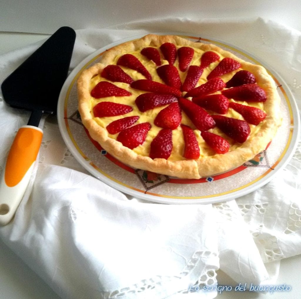 Snelle bladerdeegtaart met aardbeien