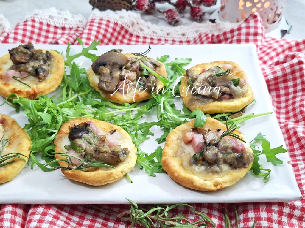 SNELLE PIZZETTES MET CHAMPIGNONS EN SPEK als aperitief