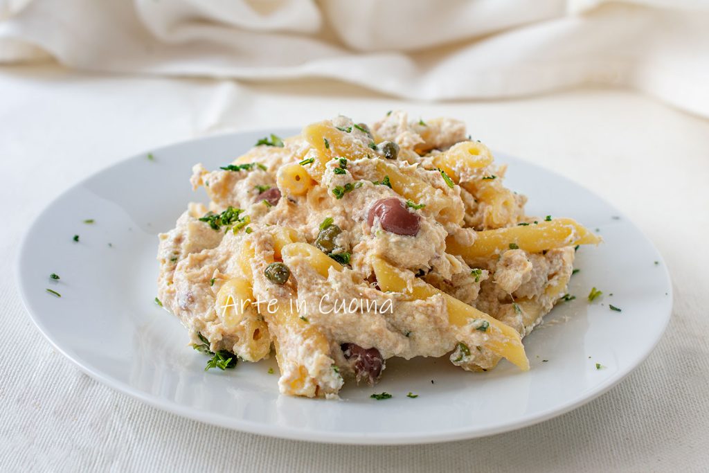 Snelle romige pasta met tonijn en olijven