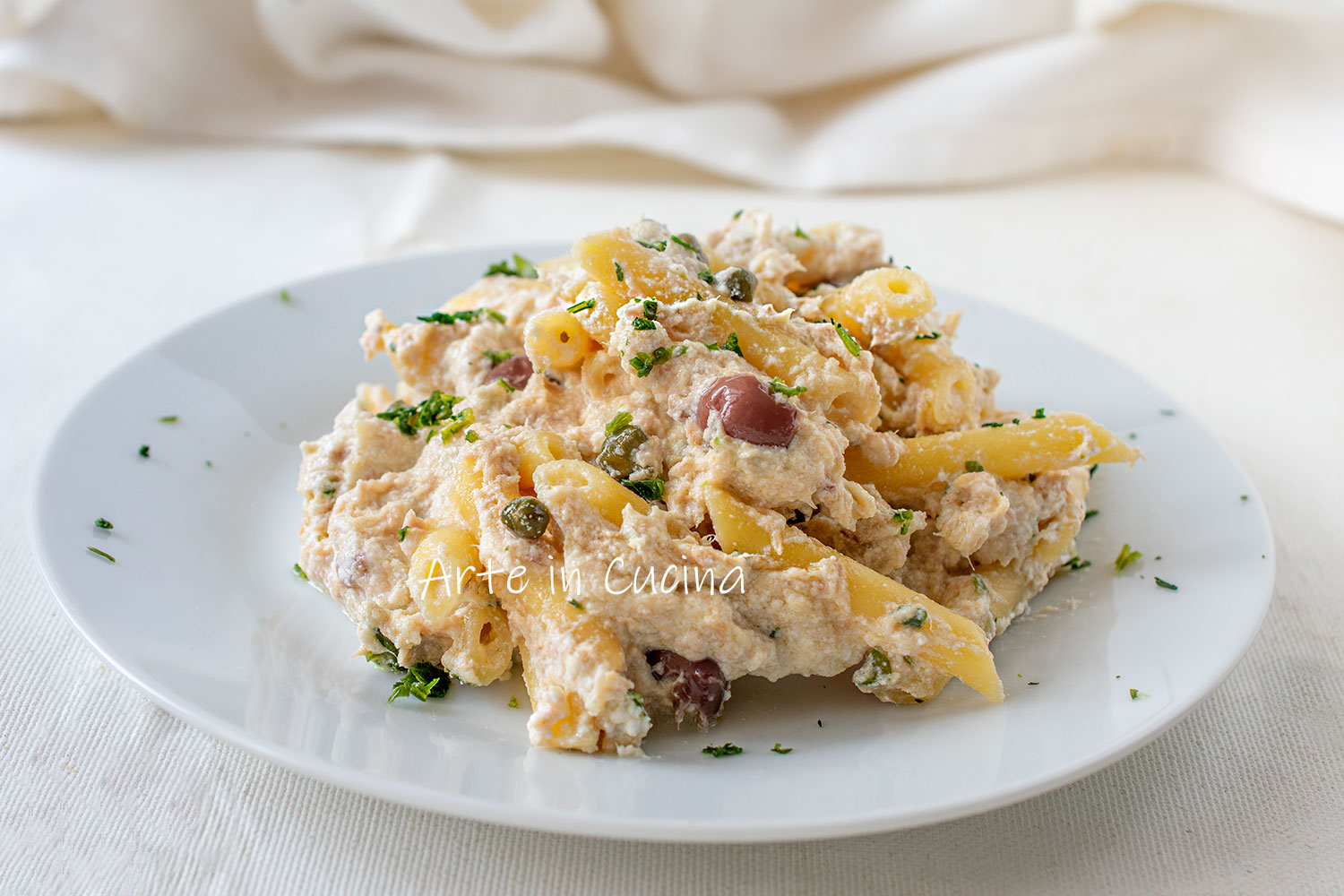 Snelle romige pasta met tonijn en olijven