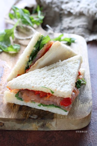 snijd de sandwiches diagonaal en serveer