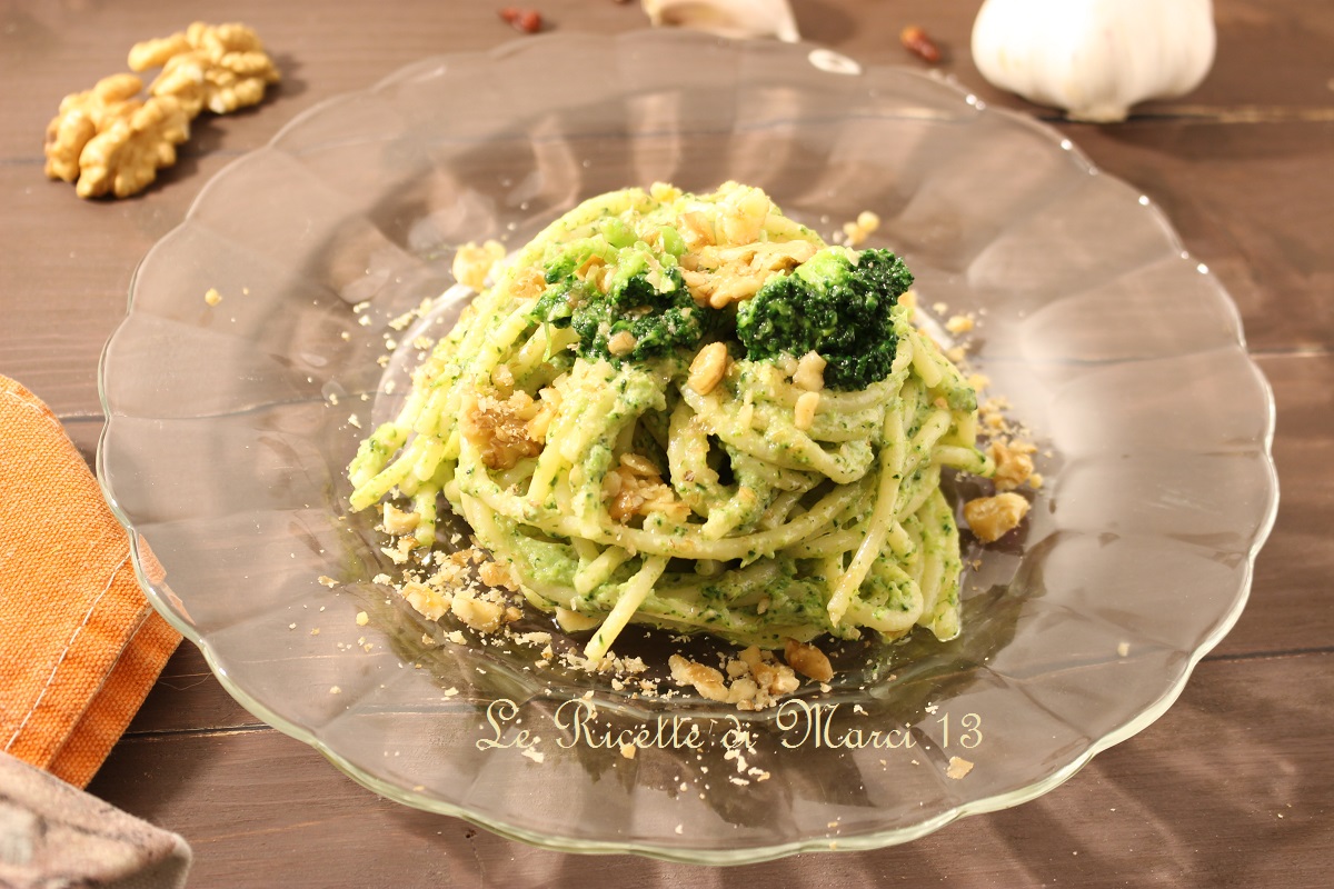 Spaghetti met broccolicrème, robiola en walnoten. Eenvoudig recept