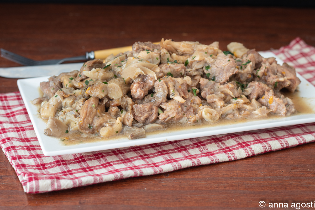 STOOF SCHOTEL MET CHAMPIGNONS