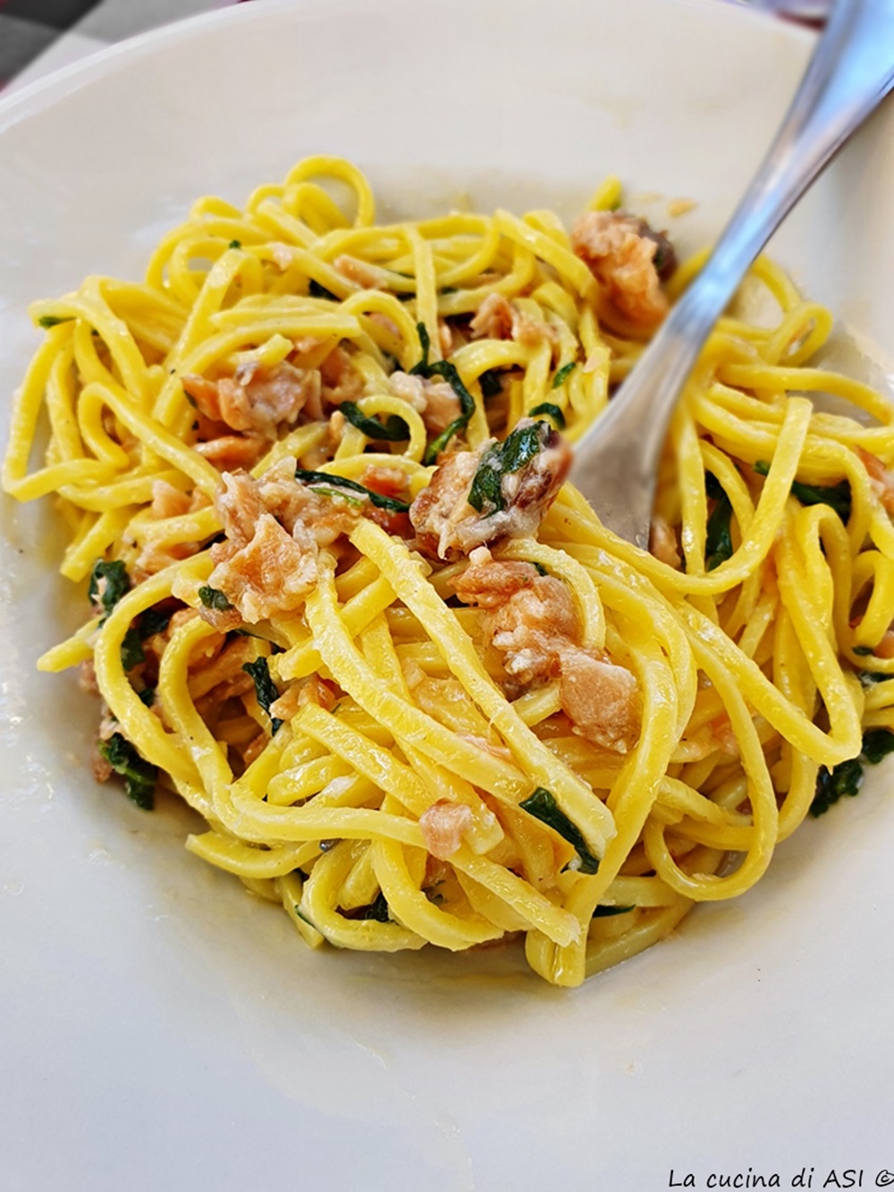 Spaghettoni met zalm en rucola zonder room