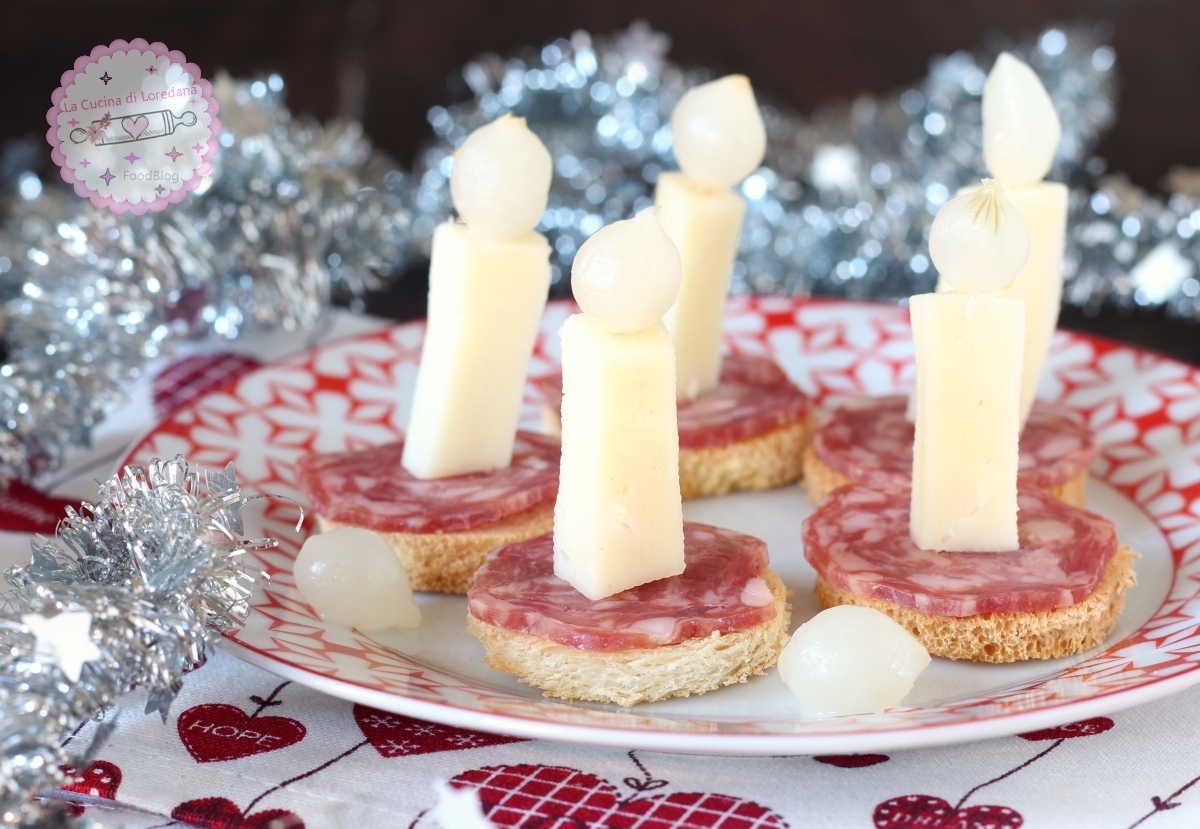 TARTINES MET SALAMI EN KAAS en het voorgerecht voor de feestdagen is geserveerd