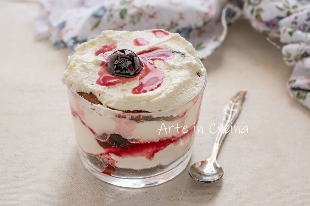 Tiramisu met ricotta en amarene dessert in een glas
