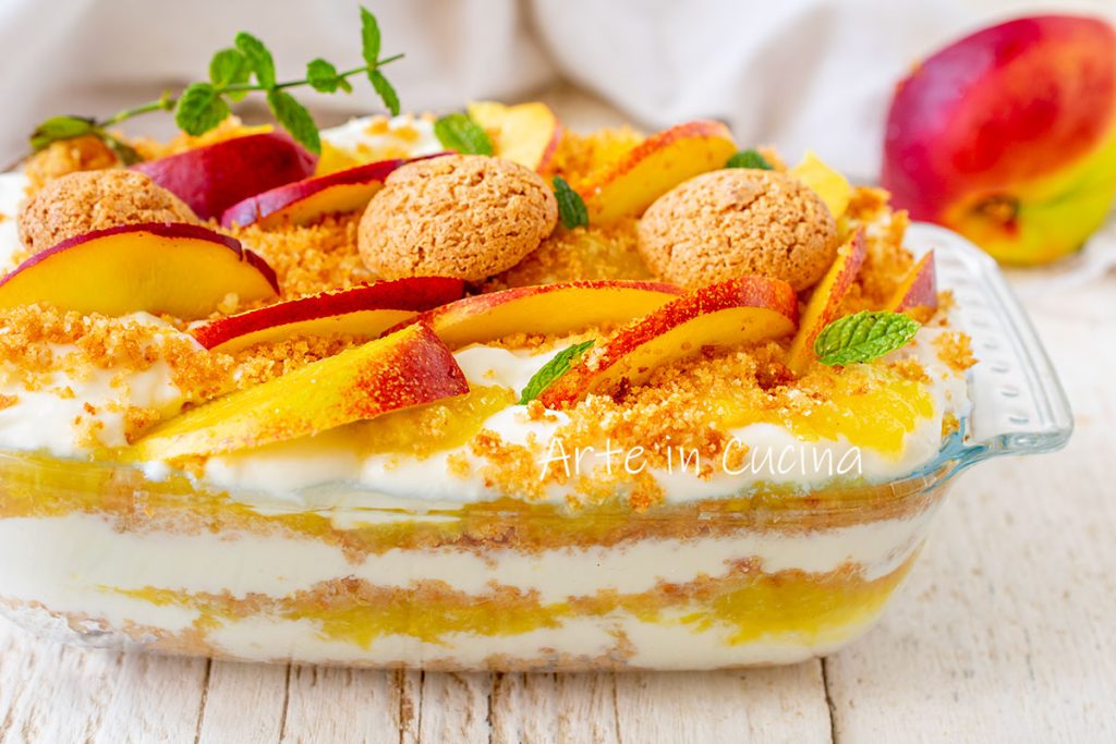 Tiramisu met perziken, yoghurt en amaretti