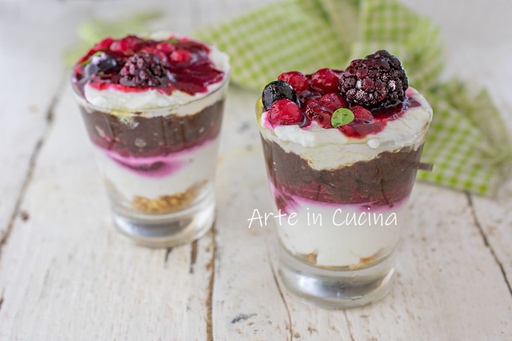 Tiramisu met yoghurt, chocolade en bosvruchten