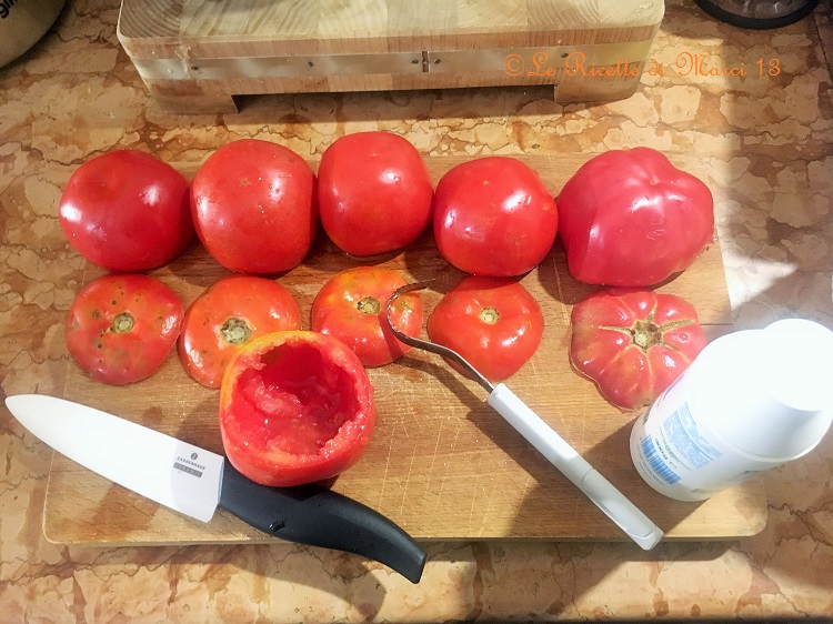 Zomerse tomaten gevuld met rijst