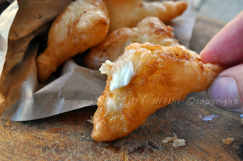 Gefrituurde bladerdeeg panzerotti