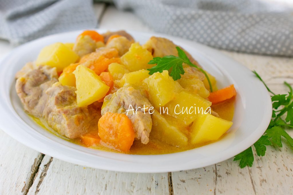 Varkensstoofpotje met aardappelen en wortelen