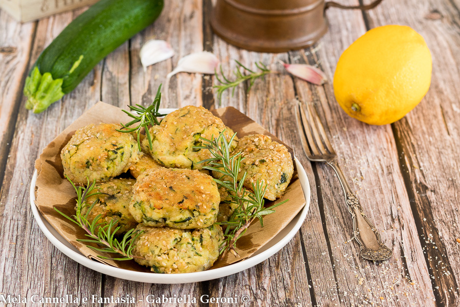 Vegetarische gehaktballen met courgette en aardappelen met gerookte provola