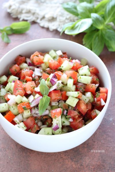 giet de dressing over de salade, meng en serveer