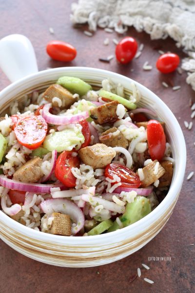 voeg de olie toe, breng op smaak met zout en oregano en serveer