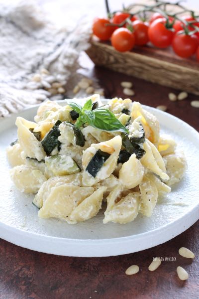 voeg de pasta toe aan de ovenschaal met een beetje kookvocht, meng en serveer